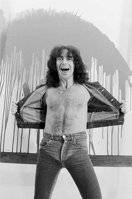 ProfesorJonk's tweet photo. "Todas las canciones que hacemos son, básicamente, una de estas tres cosas: alcohol, sexo o rock and roll".
Bon Scott.
Un día como hoy, en 1980, muere el cantante escocés, líder del grupo @acdc, tras una noche de alcohol.
#Efemeride #BonScott #rock #ACDC
https://t.co/DF3p3rKFQy https://t.co/E6kiT7Yx5M