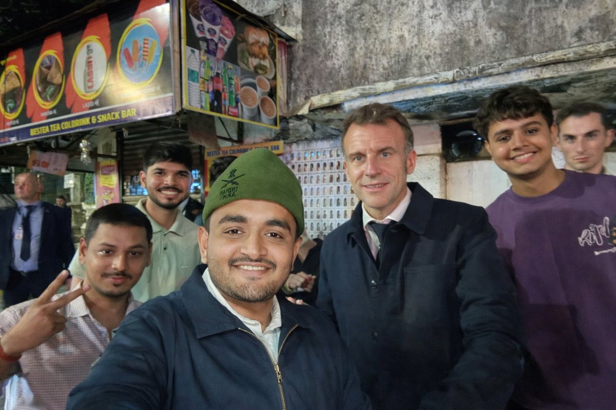 msasrp's tweet photo. @kaankit सर फ्रांस राष्ट्रपति 🇨🇵 इमैनुएल मैक्रॉन से मिलने का सौभाग्य मिला आज मुंबई गेटवे ऑफ इंडिया की सड़कों पर. रोज आपके विडियोज में देखते है आज हकीकत में मिल भी लिए. आपका ज़िक्र किया था कि आपको हमारे अंकित अवस्थी सर के वीडियो में देखते है, उन्होंने मुस्कुराकर कहा थैंक्यू
🇨🇵🤝🏻🇮🇳 https://t.co/O9jqIUBkV5