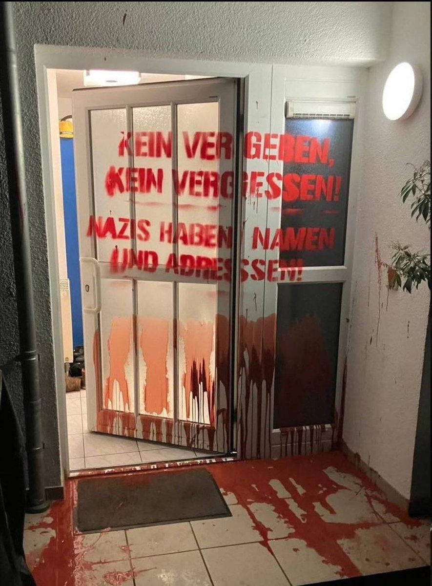 👉Feige Terror-Methoden linker Exremisten: Antifa attackiert AfD-Kandidaten mit Buttersäure und Farbe

🟥In Darmstadt (Hessen) haben Linksextremisten in der Nacht zum 17. Februar 2026 die Wohnhäuser zweier AfD-Spitzenkandidaten für die Kommunalwahl massiv attackiert. Die Täter
