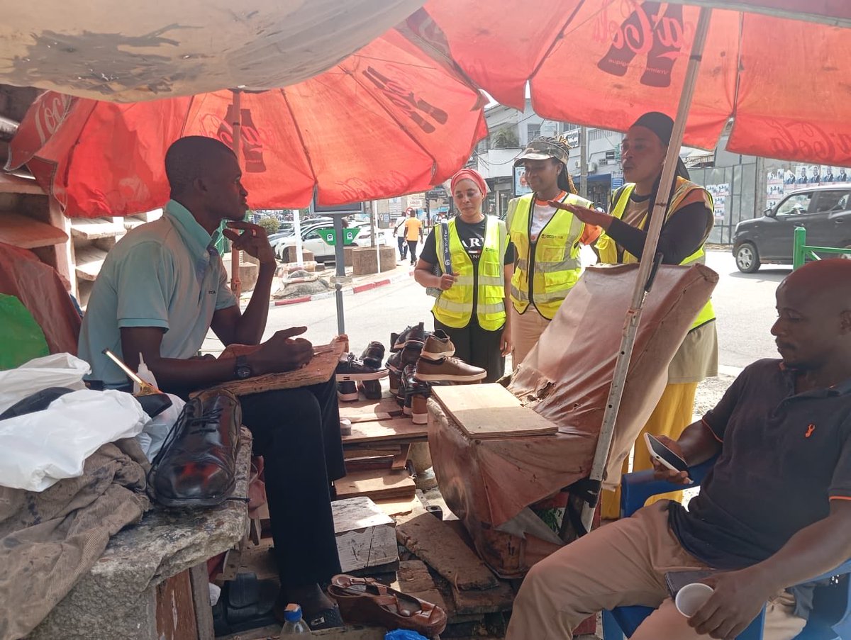 Collaboration ECOTI.SA et Mairie du Plateau

Mardi 17 février 2026

Sensibilisation aux alentours du supermarché Super U et de la  gare de taxis du Plateau suite à la suppression des bacs rue des banques : sacs poubelles, respect horaires, propreté espaces publics.