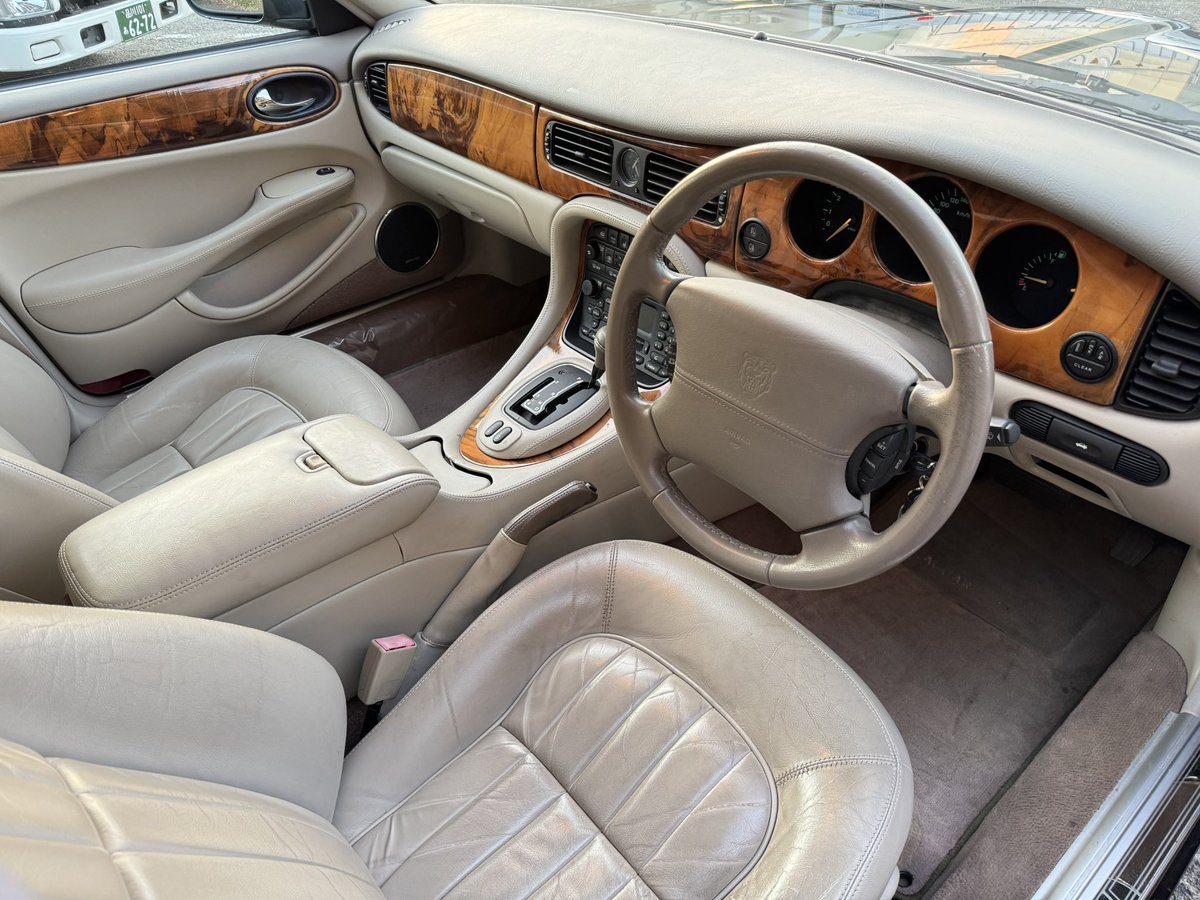 EverSpirit1986's tweet photo. 【New Stock】

2002年
ジャガー XJ エグゼクティブ 3.2
車検R9年8月
6.1万km
アンスラサイト
×
オートミール

珍しい黒色のX308🇬🇧
入門編として人気の後期の3.2エグゼ😎

距離浅故にうちにしてはちょっぴりお高め
79.8万円にて💸 https://t.co/HdFXRu7d6y