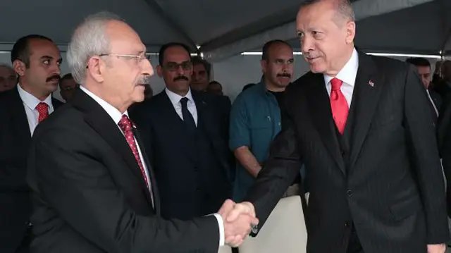 t24comtr's tweet photo. Erdoğan: Sayın Kılıçdaroğlu'nun dönemine bakıyoruz. Bu dönemden çok daha farklı. O dönemde de CHP ile siyaset zemininde kıyasıya yarıştık. Milletimizin desteğiyle de hamdolsun biz bu yarışların hepsinde de ipi göğüsledik. Herhangi bir sıkıntı yaşamadık.

"Fakat şimdi CHP'nin içine düştüğü durum siyasetin dinamikleriyle açıklanamayacak kadar karmakarışık." 
https://t.co/W617zLmj7j