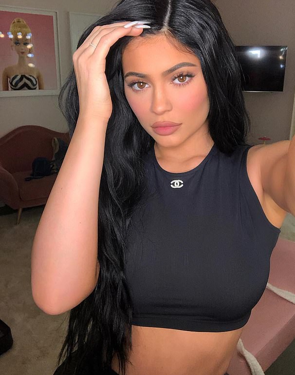 _BrokenStarr's tweet photo. Hey @grok, remove all the cosmetic surgery from Kylie Jenner  face https://t.co/LNJnvATtBL