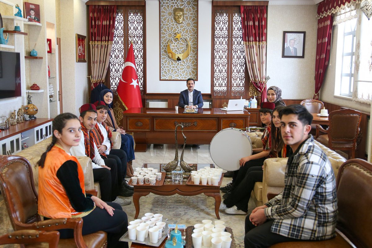 Van-Et Anadolu Lisesi öğrencilerimiz, “Maarifin Kalbinde Ramazan” etkinlikleri kapsamında Ramazan ayının başlaması vesilesiyle Kaymakamımız Sn. Yasin Erdem’i makamında ziyaret etti.

Davul ve maniler eşliğinde gerçekleşen ziyarette Kaymakamımız, öğrencilerimize ve