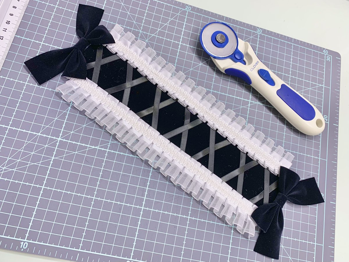 端につける薔薇がまだ用意出来てないから、これはひとまずここまで❗️百均のプリーツレース使ったけど、少し折れ目が付いてたから、しつけ縫いしてアイロンかけた😂

#ANTI_THE_HOLiCルカ製作