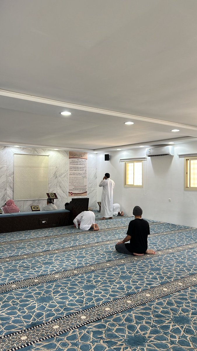 اللي م صلى الظهر في جماعه فهو سبك وهطف نسأل العافيه والسلامه