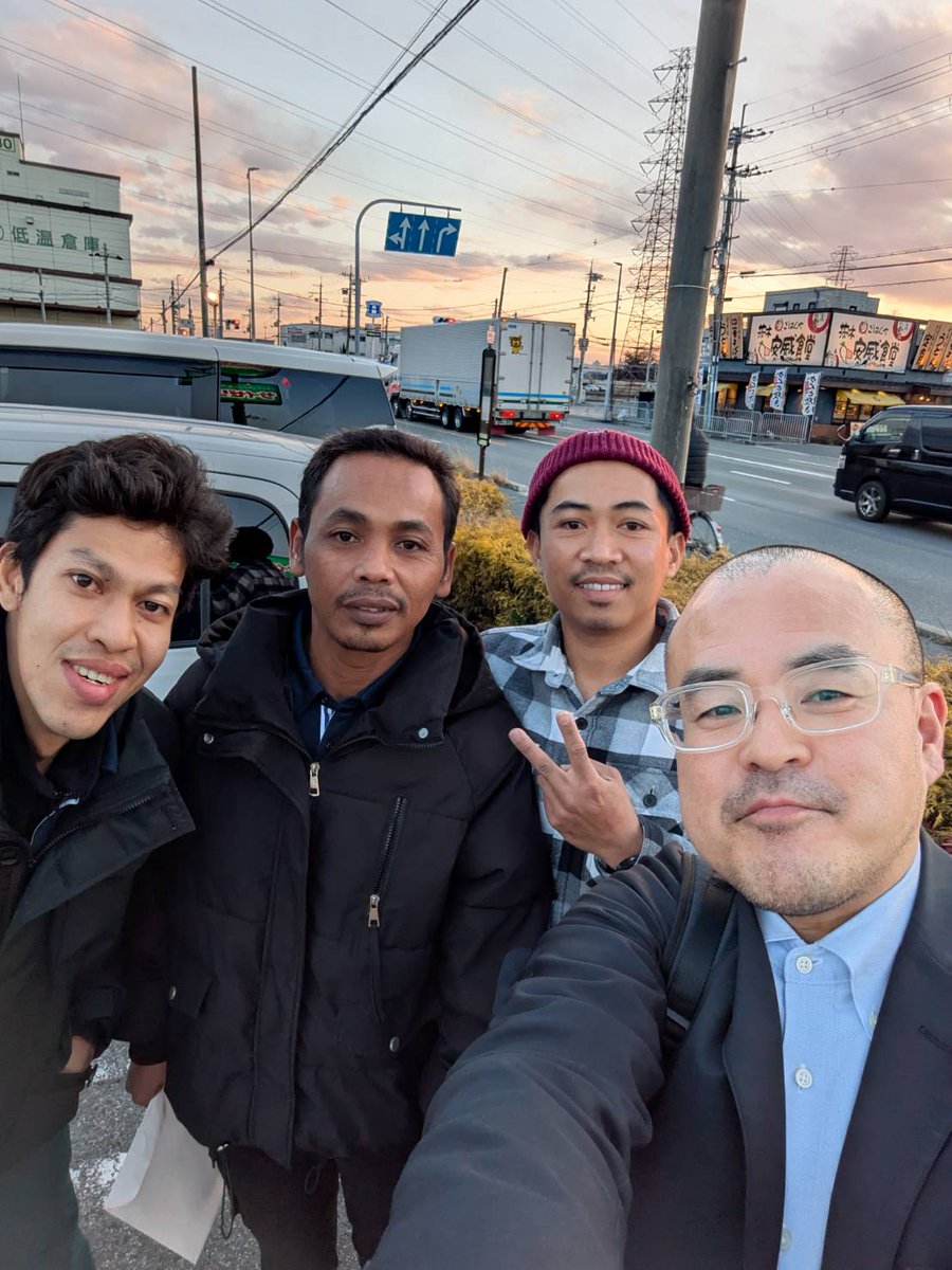 明日から断食（サウム）が始まるインドネシア特定技能ドライバーの皆さんと夕食。

今夜からラマダン月に入り、明日から約1か月間、日の出から日没までは断食生活が続きます。インドネシアでは前日に「ムンガハン」といってみんなで豪華な食事を囲む習慣があるそうです。