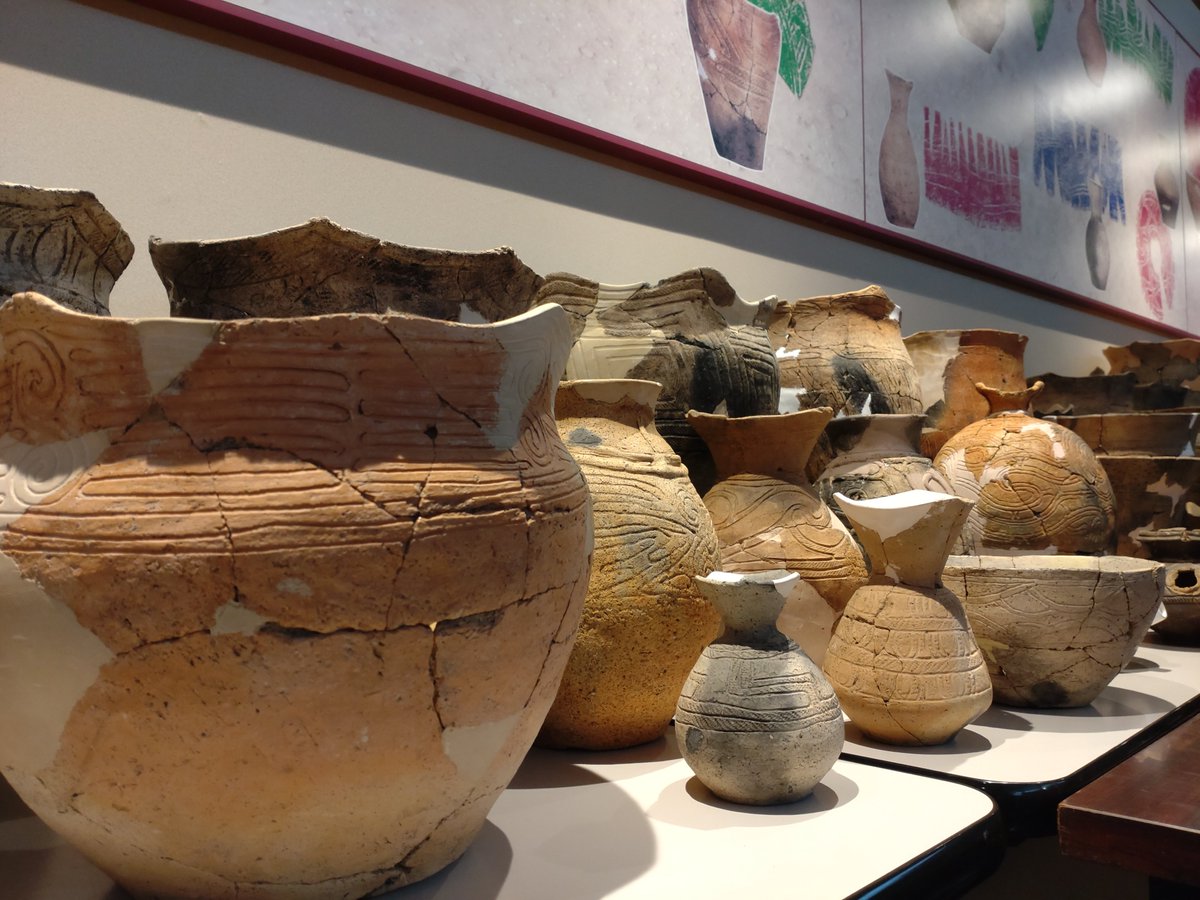 展示ホールの照明工事に伴い、現在、壁面に展示している土器を一箇所に集めて公開しています。
普段は壁面でご覧いただいている土器を、間近でご覧いただける機会です。
なお、作業が終了次第、元の展示位置に戻します。
この機会にぜひお立ち寄りください。　#大湯ストーンサークル館