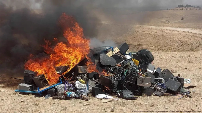 گزارش طلوع‌نیوز از آتش زدن صدها آله موسیقی توسط محتسبین در پروان خبر داد