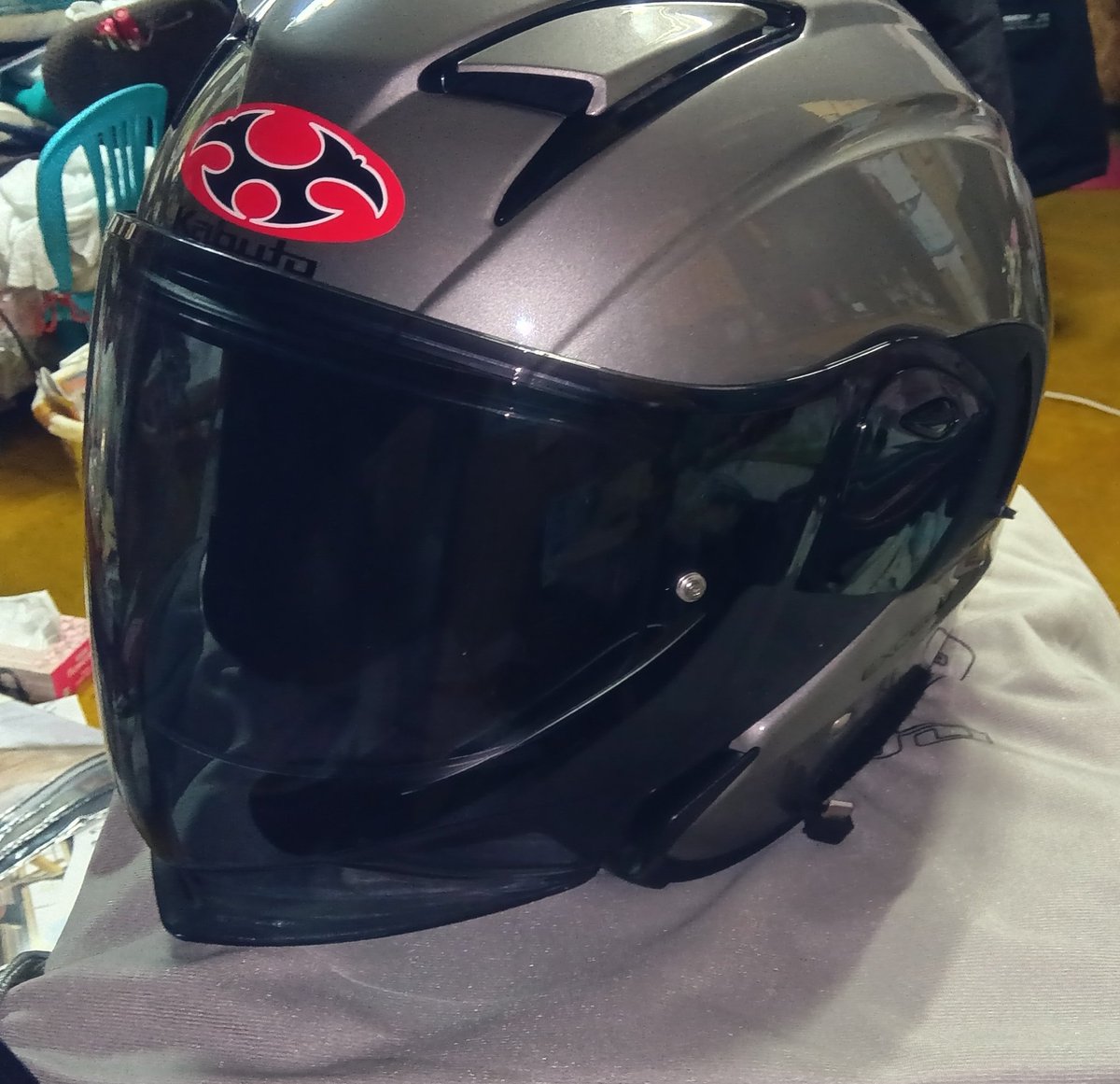 full_STOMACH_R's tweet image. 何を血迷ったか、変な色のエクシードを買ってしまった、とかれこれ５年。

額部の内装が外れて、俺には直せないから、メーカー送り修理しよーかと…

※やっぱり、ヘルメットは単色の白が好きだな♪
＼(^o^)／

#OGK
#エクシード
#EXCEED
#エクシード2
#EXCEED2