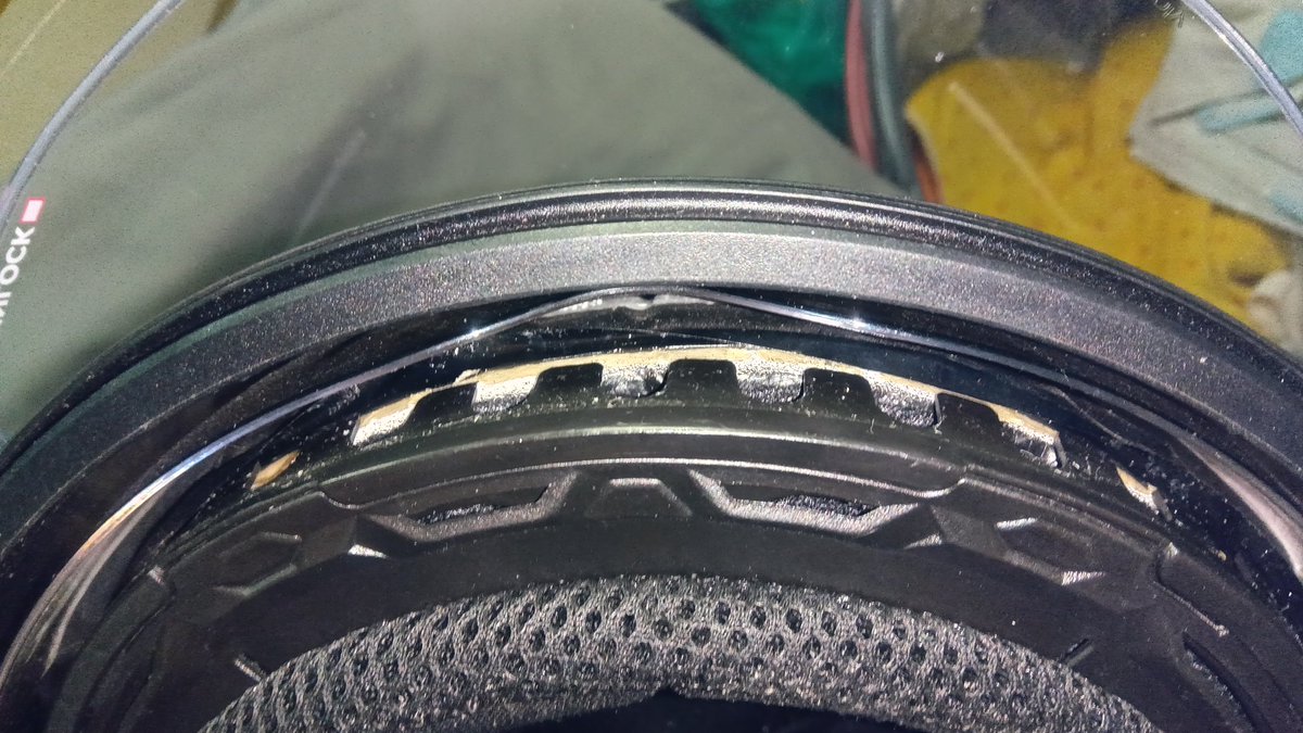 full_STOMACH_R's tweet image. 何を血迷ったか、変な色のエクシードを買ってしまった、とかれこれ５年。

額部の内装が外れて、俺には直せないから、メーカー送り修理しよーかと…

※やっぱり、ヘルメットは単色の白が好きだな♪
＼(^o^)／

#OGK
#エクシード
#EXCEED
#エクシード2
#EXCEED2