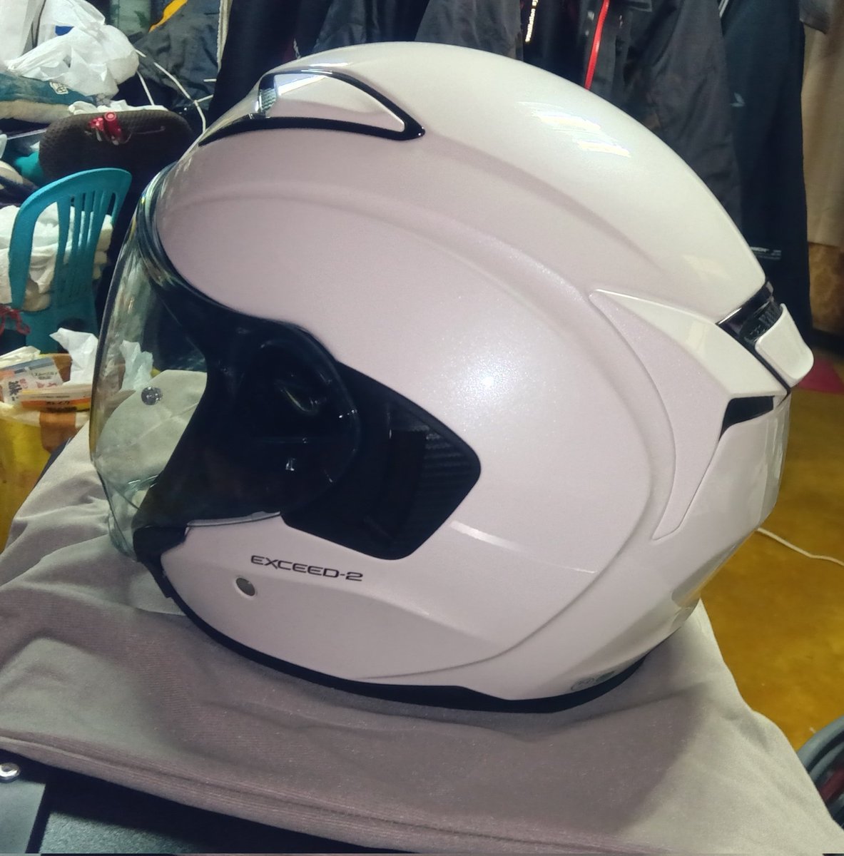 full_STOMACH_R's tweet image. 何を血迷ったか、変な色のエクシードを買ってしまった、とかれこれ５年。

額部の内装が外れて、俺には直せないから、メーカー送り修理しよーかと…

※やっぱり、ヘルメットは単色の白が好きだな♪
＼(^o^)／

#OGK
#エクシード
#EXCEED
#エクシード2
#EXCEED2