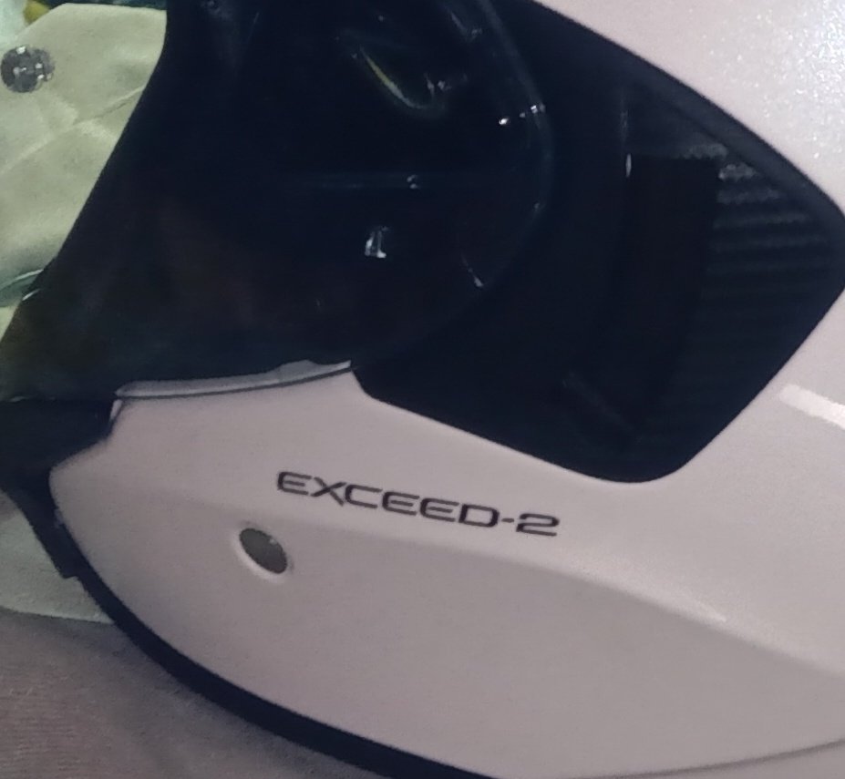 full_STOMACH_R's tweet image. 何を血迷ったか、変な色のエクシードを買ってしまった、とかれこれ５年。

額部の内装が外れて、俺には直せないから、メーカー送り修理しよーかと…

※やっぱり、ヘルメットは単色の白が好きだな♪
＼(^o^)／

#OGK
#エクシード
#EXCEED
#エクシード2
#EXCEED2