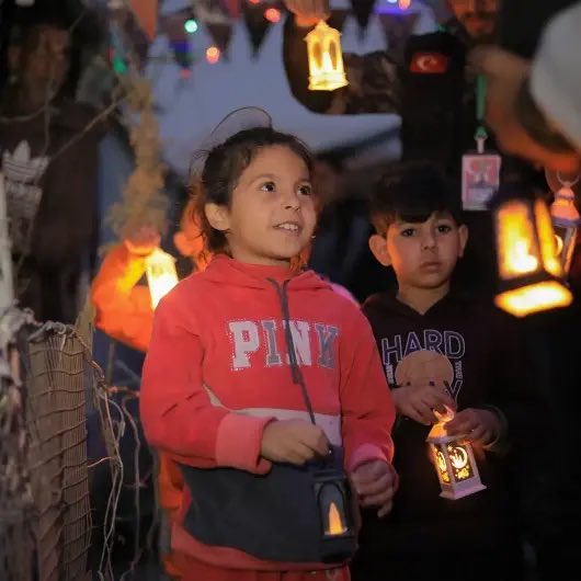 Sofralarda paylaştır,
Hayıra ve güzelliklere bulaştır,
Paylaşmada,vermede yarıştır,
Sevgi,saygı ve hoşgörüde barıştır,
EY ORUÇ, TUT BİZİ…
E. İnay
#RamazanRuhunuYaşat