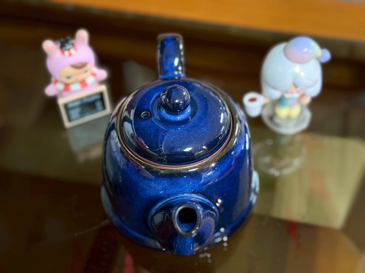 p__phimrada's tweet photo. 💙 Deep Cobalt Blue – เสน่ห์งานเซรามิกจากญี่ปุ่น

กาน้ำชาเซรามิกสีน้ำเงินโคบอลต์ สีสวยลุ่มลึก ทรงคลาสสิกสะดุดตามากครับใบนี้ งานวินเทจจากญี่ปุ่น สภาพนางฟ้า ผิวเงางามสะท้อนแสงสวยสุดๆ จะเอาไว้ใช้งานจิบชายามบ่าย หรือตั้งโชว์ในตู้ก็ช่วยขับให้บ้านดูดีมีเทสมาก

#กาน้ำชา #กาน้ำชาเซรามิก https://t.co/7lcQvnIO9b