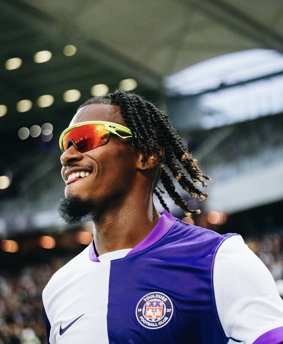 EKscouting's tweet photo. Yann Gboho has superstar abilities.

Looks like a superstar.
Plays like a superstar.
Behaves like a superstar.

One of the coolest guys off the pitch in Ligue 1.

And on the pitch? Insane baller. He can play LW, CAM, RW.

From central areas, he makes penetrating runs in behind.
From the left wing, he’s constant danger, taking on opponents, creating chances.

If you haven’t seen his goal against FC Metz, go search it up. He moves like a superstar.

Quick body feints, can control difficult balls with his chest, and he’ll even finish with his left if the situation demands it.

He can also drift into the right half-space, make runs in behind defenders, and shoot directly with his strong right foot. 
That’s even more natural for him than on the left side, where he still has to shift the ball onto his right.

Toulouse’s star.