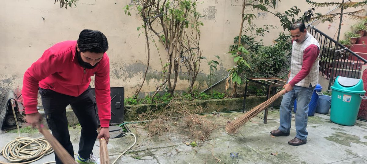 आज दिनांक 18.02.2026 को स्वच्छता पखवाड़ा-2026 के अंतर्गत भा.खा.नि. मंडल कार्यालय श्रीनगर (ग.) के अधिकारियों एवं कर्मचारियों ने उत्साहपूर्वक भाग लेकर स्वच्छता के प्रति अपनी प्रतिबद्धता प्रदर्शित करते हुए कार्यालय के आस-पास बड़े पैमाने पर सफाई अभियान चलाया l