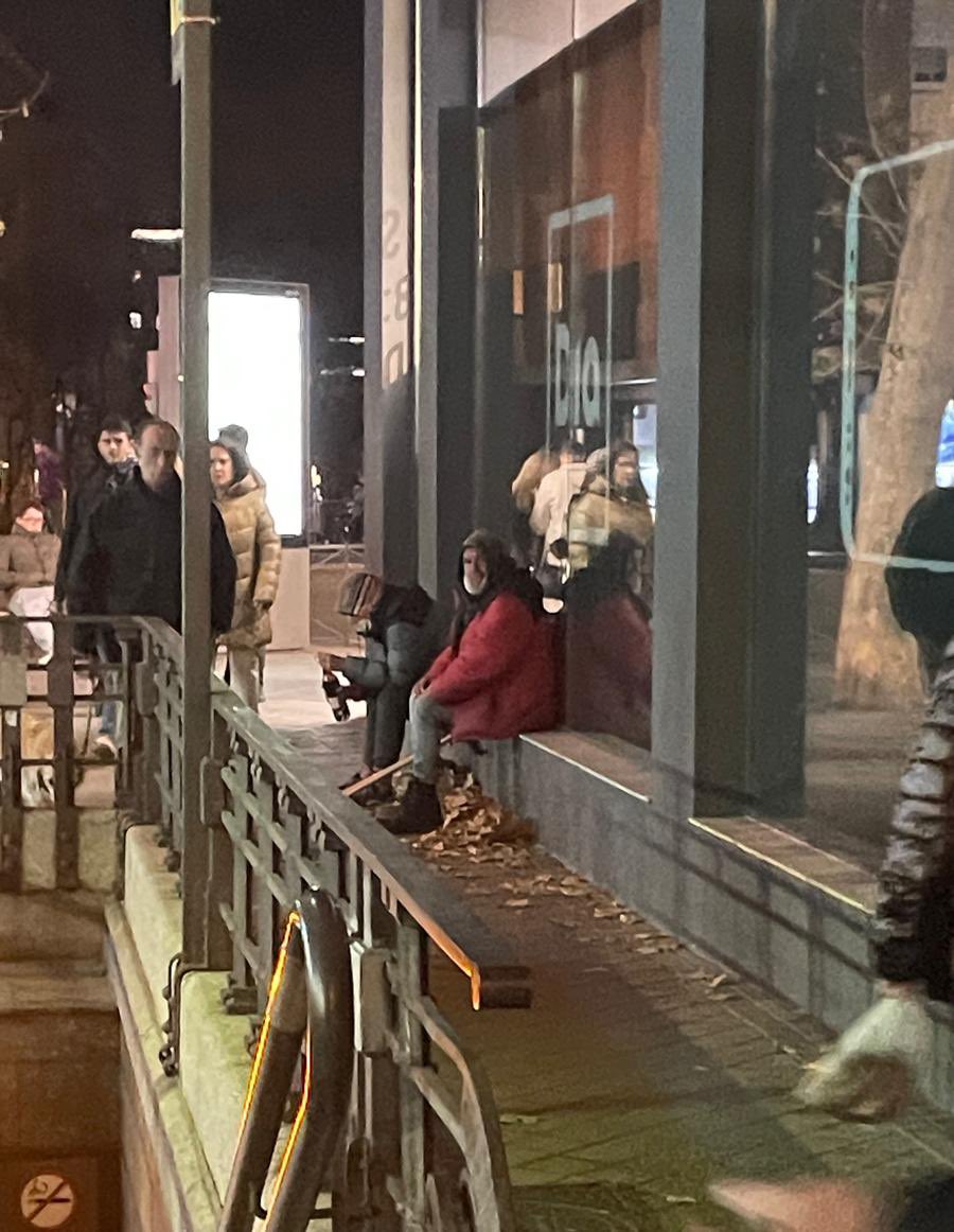 Ricard_AM's tweet photo. @DIA_Esp sé que la Ramblers está buena pero que tengáis así vuestro local de Av Ciudad de Barcelona (Madrid) para que la gente la disfrute en la misma puerta del supermercado todos los días a todas horas por qué no ponéis disuasorios en los poyetes esta cansando a los clientes. https://t.co/lrELGsbcQl