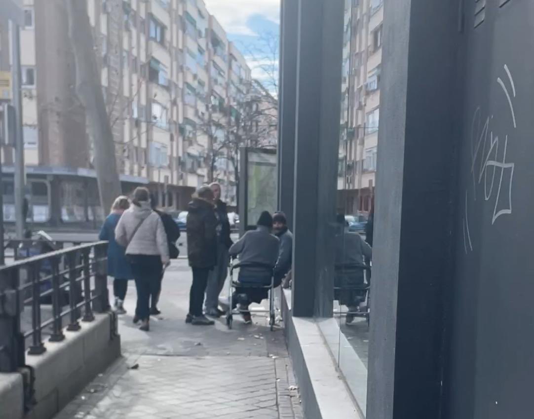 Ricard_AM's tweet photo. @DIA_Esp sé que la Ramblers está buena pero que tengáis así vuestro local de Av Ciudad de Barcelona (Madrid) para que la gente la disfrute en la misma puerta del supermercado todos los días a todas horas por qué no ponéis disuasorios en los poyetes esta cansando a los clientes. https://t.co/lrELGsbcQl