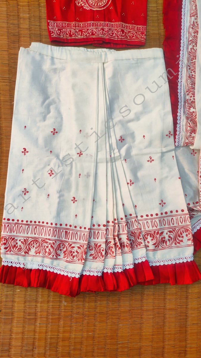 artisticsoumi's tweet photo. HAND-PAINTED 4 years old BABY GIRL  SAREE DESIGN 🌸❤️

#babygirlfashion #handpainted #dresspainting #acrylicpainting #handpaintingoncloths #BabyDressCollection #babygirlfrock #kidsdressdesign #kidsfashion #babyshower #RiceCeremony #acrylicpaint #Dresspaint https://t.co/6lx4N2TJsx