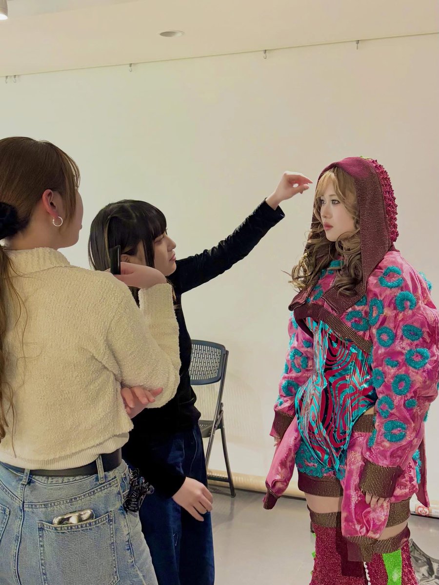 kanazawa_bunka's tweet photo. パンフレット2027制作中📙💕3年の遠田さんの卒業作品をお借りして、1年の知念さんにモデル、2年の山口さんにヘアメイクの協力をしてもらいました😊✨さて、本校竪町校舎1-2階で3/19(木)-22(日)の間、1-2年生の作品展示を開催✨3/22(日)14:30からはファッションショーも‼️是非お越し下さい💕 https://t.co/auL3uZcjVR