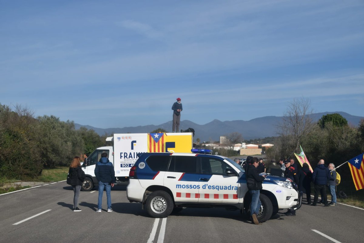 danicornella's tweet photo. La mobilització ha servit per aconseguir el trasllat del curs dels agents rurals de la base militar a Sant Climent Sescebes a la ciutat de Girona!
Hem aconseguit aturar la militarizació del cos d'agents rurals de les comarques gironines!
Gràcies @Girona_Cat per cedir els espais perquè es pugui fer el curs!
#Guanyarem #ForaMilitars #ProuEspanyolització