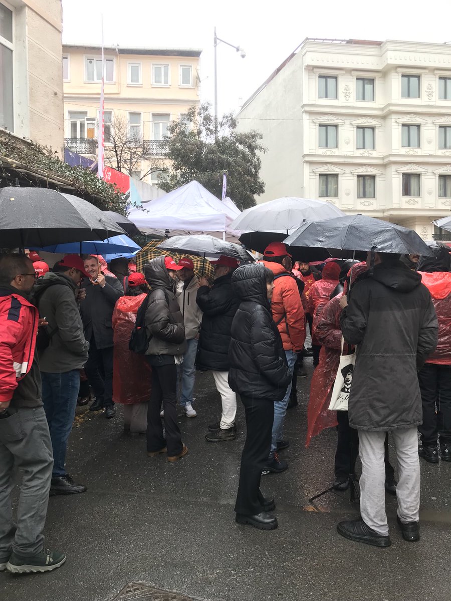 okmeydaniemekci's tweet photo. Direnişle kazanan Özel Okmeydanı Hastanesi Sağlık Emekçileri olarak bugün, emeğine sahip çıkan İtalyan Lisesi öğretmenlerinin yanında, İtalyan Konsolosluğu önündeydik.Aynı yorgunlukta, aynı adalet arayışında buluştuk. Yan yana durduk, güçlendik.✊ #DayanışmaYaşatır #İtalyanLisesi https://t.co/NwBxmghFfS