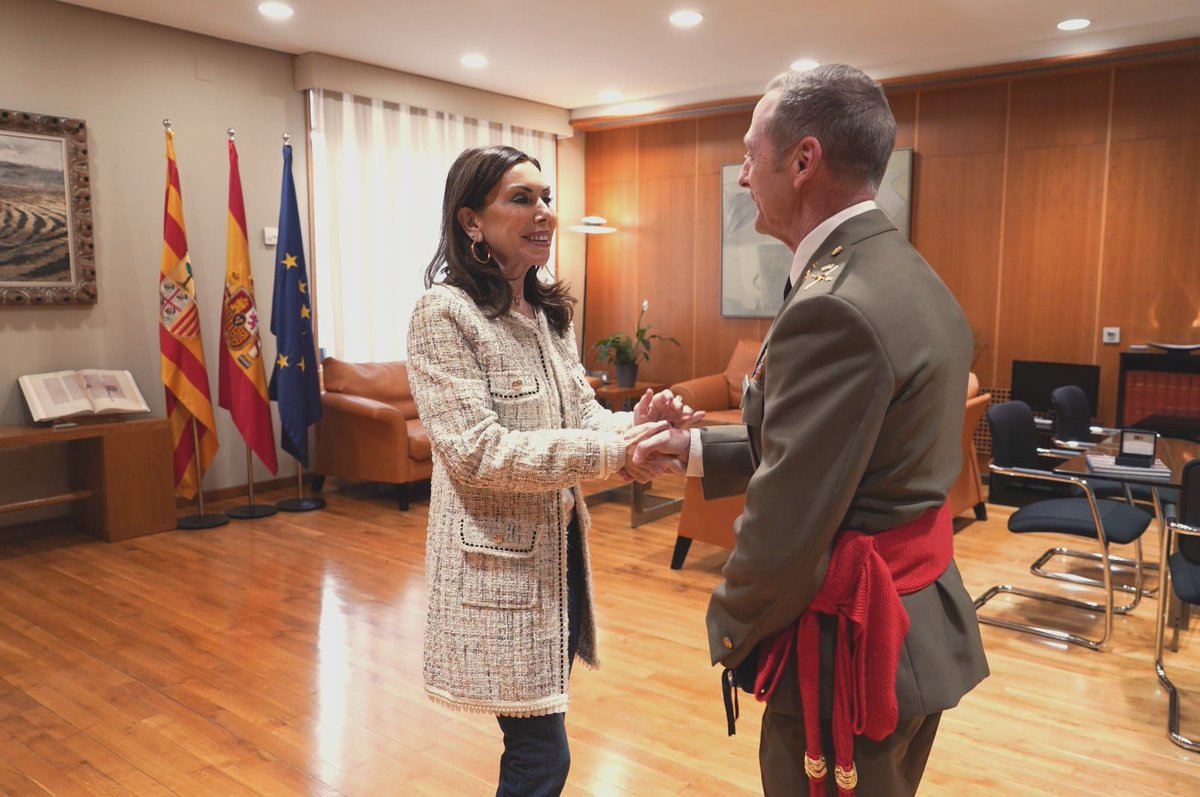 MartaFe24's tweet photo. Ha sido un honor recibir a don Francisco Javier Calero Perea como nuevo general jefe de la Brigada Aragón I, cuyo mando tomó el pasado mes de noviembre. Siempre con nuestras Fuerzas Armadas 🇪🇸 https://t.co/kARCLDYPKM