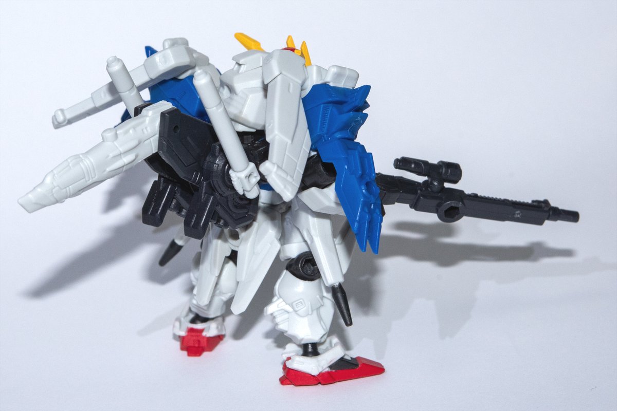 MSアンサンブルのSガンダム出たので組んでみた
かっちょいいぞ

このサイズでカメラアイがクリアパーツ構成なの
すげぇなあ 
