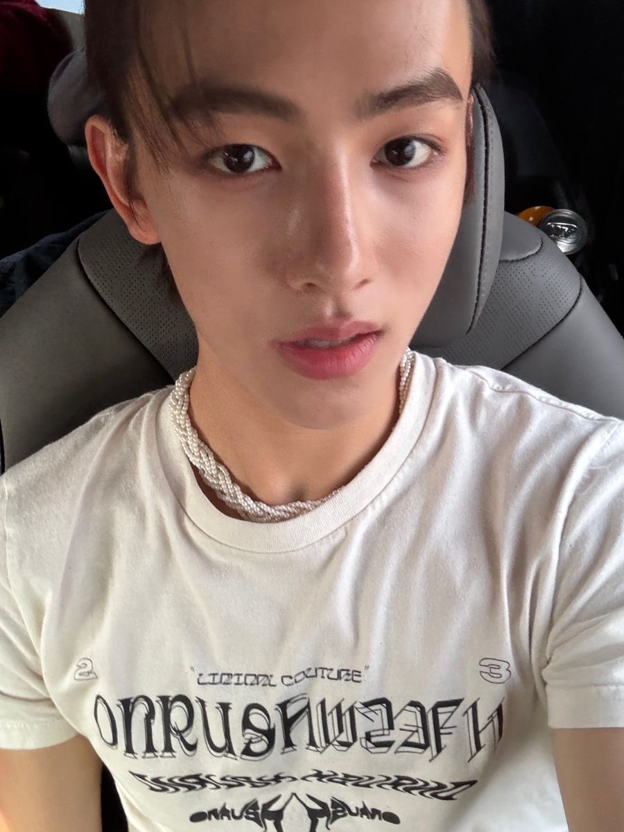 น้องออมถ่ายรุปคุณยองฮีใส่สร้อยคอมุกนี่เหมือนตัวเองเลยป่ะ ถ้าเธอใส่จั้นก็ใส่เหมือนกัน -3-