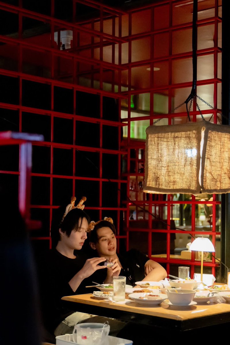 นี่ให้เลย
ตอนน้องยกกล้องฟิล์มมทถ่ายกันเอง
ทั้งร้านแบบ จะกี้สก็กี้สแบบงุบงิบๆ 5555555555555555

#TFSLostinlovexKNP 
#THEFACESHOPxKengNamping #KengNamping #เก่งน้ำปิง #KengHarit #Nampingster