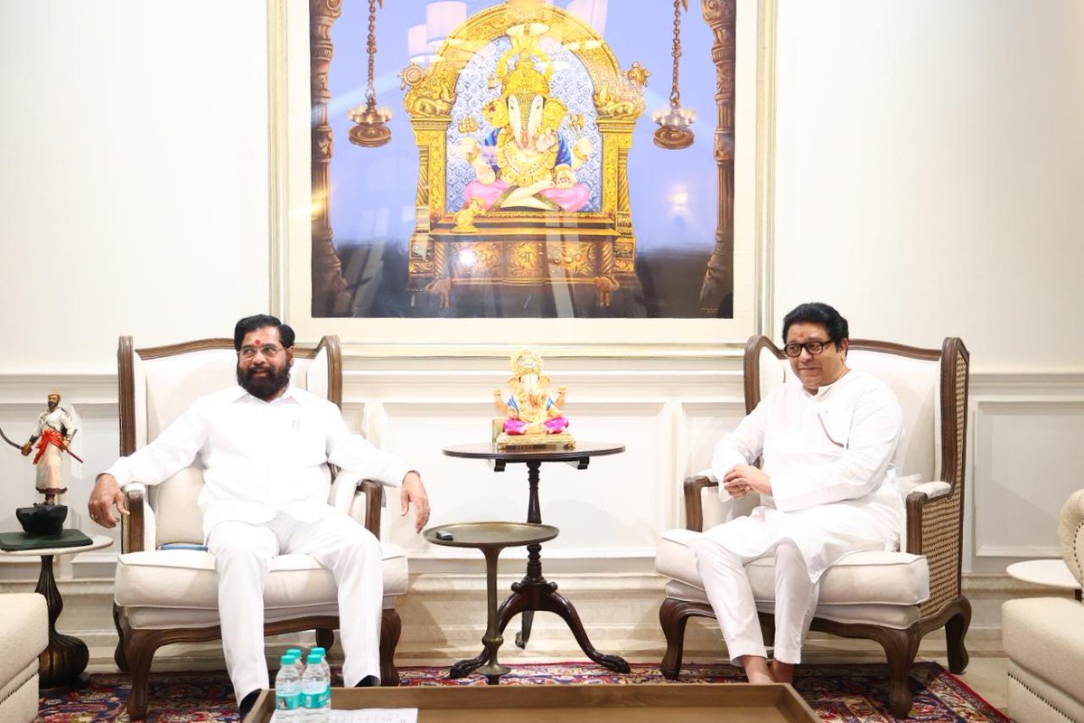 📍 #मुंबई |

शिवसेना मुख्य नेते व उपमुख्यमंत्री मा.ना.श्री. एकनाथजी शिंदे साहेबांची आज महाराष्ट्र नवनिर्माण सेनेचे अध्यक्ष मा.श्री. राज ठाकरे साहेब यांनी नंदनवन निवासस्थानी सदिच्छा भेट घेतली.

यावेळी शिंदे साहेबांनी त्यांच्याशी विविध विषयावर चर्चा केली.  नंदनवन या बंगल्याच्या