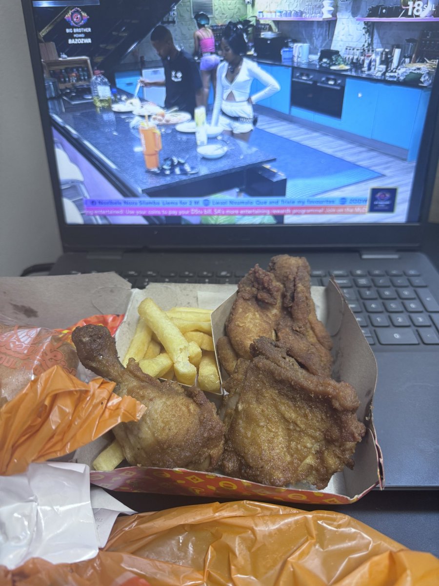 bahlongo_eMbo's tweet image. Mind you I've been voting for Thandeka all day and only now am I having a lunch break
 #BBMzansiS6 
#SoulFood