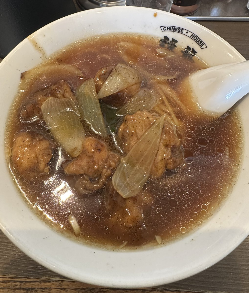 thxtcnbd's tweet photo. 中華飯店 靉龍（ウンリュウ）
仙台駅東口から徒歩圏内です。  
水曜日限定メニュー「鶏肉と野菜のカレーラーメン」。
醤油味の中華スープに、カレー味のゴロゴロとした鶏肉が入っています。甘めの優しいカレー味です。
ゴロゴロとした鶏肉がとても大きく、食べ応えがあります。ごちそうさまでした。 https://t.co/TFQZhTGpgd