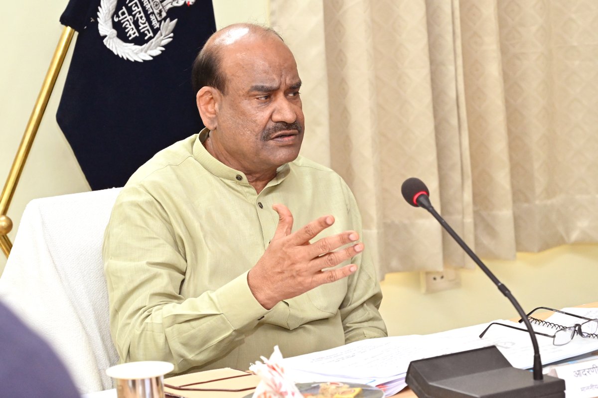 ombirlakota's tweet photo. संसदीय क्षेत्र कोटा के पुलिस कंट्रोल रूम परिसर में सीएलजी सदस्यों और सुरक्षा सखियों से संवाद हुआ। “संवाद से विश्वास” हमारी लोकतांत्रिक परंपरा की मूल भावना है। समाज और प्रशासन मिलकर काम करें तो परिणाम स्वाभाविक रूप से बेहतर होते हैं। इस अवसर पर यातायात जागरूकता पार्क का उद्घाटन किया और कालिका पेट्रोलिंग यूनिट को हरी झंडी दिखाकर रवाना किया। नशा, सट्टा और अपराध के खिलाफ समाज की सक्रिय भागीदारी जरूरी है। जागरूक नागरिक ही सुरक्षित शहर की सबसे बड़ी ताकत होते हैं।

इस दौरान सड़क सुरक्षा और यातायात प्रबंधन को लेकर अधिकारियों के साथ समीक्षा बैठक की। स्पष्ट निर्देश दिए कि तेज गति, ड्रंक एंड ड्राइव, रॉन्ग साइड और मोबाइल पर वाहन चलाने जैसे उल्लंघनों पर सख्ती हो। दुर्घटना संभावित स्थानों का सर्वे कर सुधार किया जाए, चिन्हित चोक पॉइंट्स पर विशेष योजना बने और एआई आधारित सीसीटीवी व गोल्डन ऑवर में त्वरित एम्बुलेंस सेवा सुनिश्चित हो। हमारा संकल्प है कि कोटा को नशामुक्त, अपराधमुक्त, जाममुक्त और सुरक्षित बने बनाया जाए।

#Kota