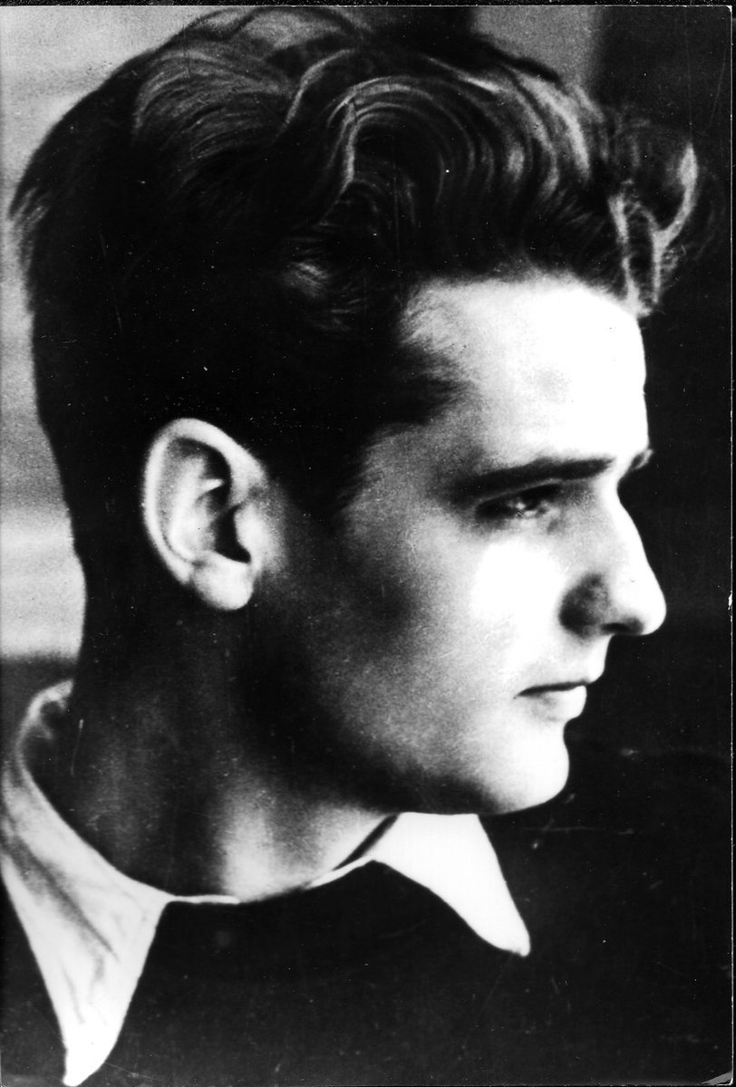 18. Feb 1943. Hans &amp; Sophie Scholl wurden an der Uni München beim Verteilen von Flugblättern verhaftet &amp; am 22.02. hingerichtet. 
​Ihr Mut gegen das Unrecht der NS-Zeit bleibt unser Vorbild. Ein Symbol für Freiheit &amp; Zivilcourage. 🕊️🤍
​#WeißeRose #SophieScholl