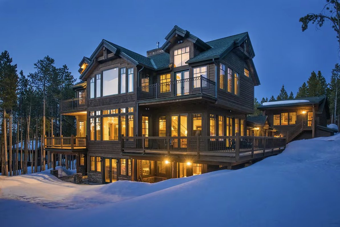 vrbo's tweet photo. Planning a ski trip to Breckenridge? Here’s why a Vrbo makes the whole experience smoother — and warmer.

1️⃣ You stay close to the slopes
2️⃣ Space for the whole crew
3️⃣ Private hot tubs hit different after a ski day
4️⃣ Full kitchens save money (and mornings)
5️⃣ Cozy mountain design sets the vibe

If you want proximity to the lifts, space for your group, and a hot tub waiting at the end of the day, a Vrbo gives you all three. So, where should you stay in Breckenridge for skiing? https://t.co/ks2DoBhKY1