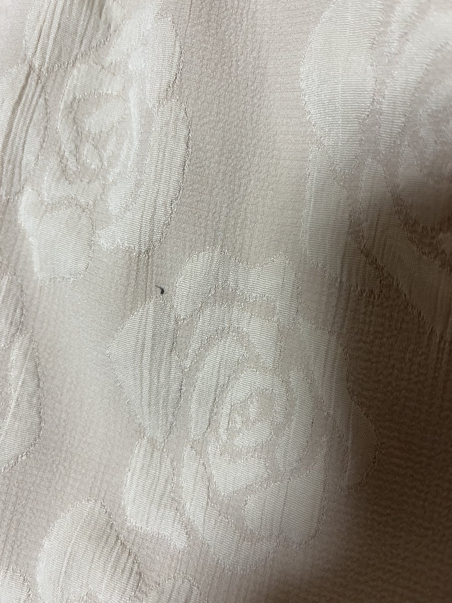 713pgo's tweet photo. ルンルンでマノンローズ引き取りに行って家に帰って広げたらペン染みついててショック。油性ペンっぽさあるし目立つしこれは無理だ〜。ハズレ引いたの初めてなんだけど、…受注生産って交換品ないんだよね……？ https://t.co/TeXQwMufGz