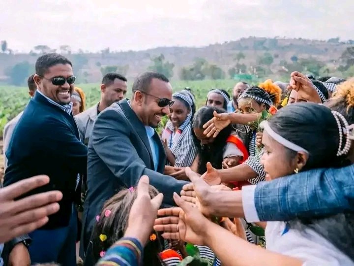 dinka_merga's tweet photo. ዛሬ በቄለም ወለጋ ዞን ሃዋ ገላን ወረዳ በሌማት ትሩፋት መርሃ-ግብር የለማ የሙዝ እርሻ ከባቢን ጎብኝቻለሁ። አርሶአደሮች በፍጹም ጽናት፣ ቅንጅት እና ትብብር አካባቢያቸውን በቀየረ ስራ በመመልከቴ ደስ ብሎኛል። 

     ጠ/ሚ ዐቢይ አሕመድ ( ዶ/ር) https://t.co/LKM0DTEBIG