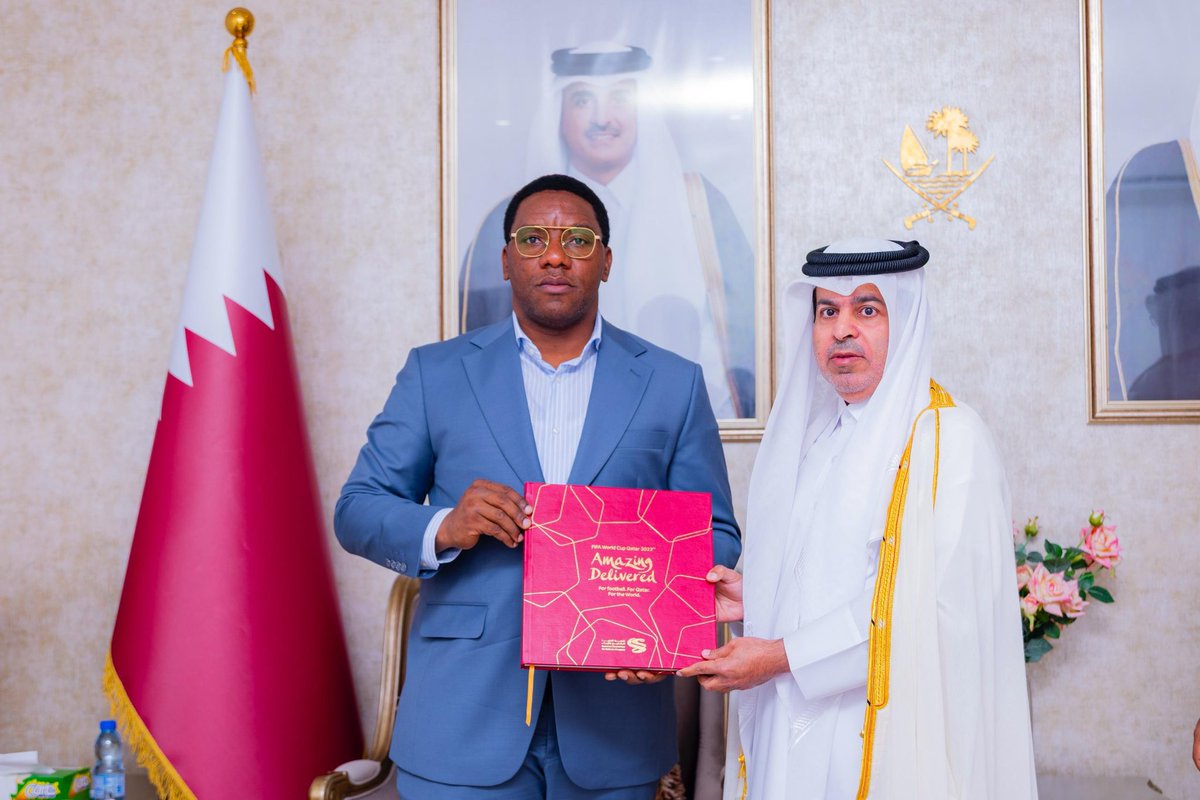 Hakingowi's tweet photo. 📍 Dar es Salaam

▪️USHIRIKIANO WA TANZANIA NA QATAR WAIMARIKA KATIKA MICHEZO NA UWEKEZAJI

Mkutano muhimu ulifanyika tarehe 16 Februari 2026 katika Ubalozi wa Taifa la Qatar, Dar es Salaam, ukimkutanisha Balozi wa Qatar Bw. Ahmed Abdulla Al-Dossari na Mheshimiwa Paul Christian Makonda, Waziri wa Habari, Utamaduni, Sanaa na Michezo wa Tanzania. Mheshimiwa Waziri alieleza shukrani za Serikali kwa uhusiano imara uliopo kati ya mataifa hayo mawili, akisisitiza kuwa ushirikiano huo umeendelea kuzaa matokeo chanya katika sekta za maendeleo, uwekezaji na diplomasia ya kimkakati.

Katika mazungumzo hayo, Waziri aliwasilisha rasmi maandalizi ya Tanzania kuelekea kuandaa Kombe la Mataifa ya Afrika 2027, akibainisha fursa za uwekezaji katika miundombinu ya hoteli jijini Arusha, uboreshaji wa viwanja vya mpira wa miguu, pamoja na kukuza sekta ya utalii. Alisisitiza umuhimu wa kunufaika na uzoefu wa Qatar uliopatikana wakati wa kuandaa Kombe la Dunia la FIFA 2022, tukio lililotambulika kimataifa kwa ubora wa miundombinu, usimamizi na mchango wake mkubwa katika uchumi na maendeleo ya sekta ya michezo.

Kwa upande wake, Balozi wa Qatar  Bw. Ahmed Abdulla Al-Dossari  alithibitisha dhamira ya kuendeleza ushirikiano huo kupitia kubadilishana uzoefu, kuimarisha ziara za kikazi, na kufuatilia mapendekezo yaliyowasilishwa kwa hatua za utekelezaji. Pande zote mbili zilikubaliana kuharakisha mchakato wa makubaliano rasmi na kuendeleza miradi ya pamoja itakayochochea maendeleo ya michezo, utamaduni, utalii na uwekezaji, hatua inayotarajiwa kuongeza thamani ya kimkakati na kiuchumi kwa mataifa yote mawili.