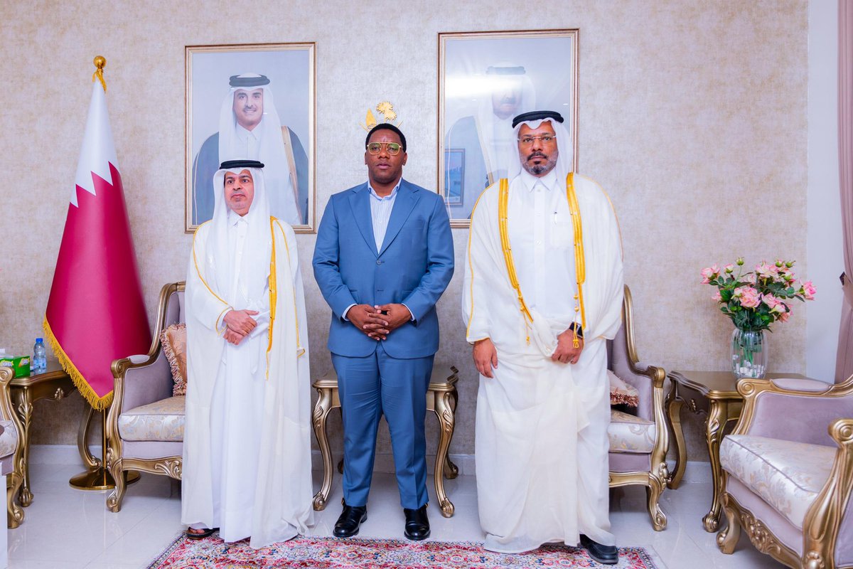 Hakingowi's tweet photo. 📍 Dar es Salaam

▪️USHIRIKIANO WA TANZANIA NA QATAR WAIMARIKA KATIKA MICHEZO NA UWEKEZAJI

Mkutano muhimu ulifanyika tarehe 16 Februari 2026 katika Ubalozi wa Taifa la Qatar, Dar es Salaam, ukimkutanisha Balozi wa Qatar Bw. Ahmed Abdulla Al-Dossari na Mheshimiwa Paul Christian Makonda, Waziri wa Habari, Utamaduni, Sanaa na Michezo wa Tanzania. Mheshimiwa Waziri alieleza shukrani za Serikali kwa uhusiano imara uliopo kati ya mataifa hayo mawili, akisisitiza kuwa ushirikiano huo umeendelea kuzaa matokeo chanya katika sekta za maendeleo, uwekezaji na diplomasia ya kimkakati.

Katika mazungumzo hayo, Waziri aliwasilisha rasmi maandalizi ya Tanzania kuelekea kuandaa Kombe la Mataifa ya Afrika 2027, akibainisha fursa za uwekezaji katika miundombinu ya hoteli jijini Arusha, uboreshaji wa viwanja vya mpira wa miguu, pamoja na kukuza sekta ya utalii. Alisisitiza umuhimu wa kunufaika na uzoefu wa Qatar uliopatikana wakati wa kuandaa Kombe la Dunia la FIFA 2022, tukio lililotambulika kimataifa kwa ubora wa miundombinu, usimamizi na mchango wake mkubwa katika uchumi na maendeleo ya sekta ya michezo.

Kwa upande wake, Balozi wa Qatar  Bw. Ahmed Abdulla Al-Dossari  alithibitisha dhamira ya kuendeleza ushirikiano huo kupitia kubadilishana uzoefu, kuimarisha ziara za kikazi, na kufuatilia mapendekezo yaliyowasilishwa kwa hatua za utekelezaji. Pande zote mbili zilikubaliana kuharakisha mchakato wa makubaliano rasmi na kuendeleza miradi ya pamoja itakayochochea maendeleo ya michezo, utamaduni, utalii na uwekezaji, hatua inayotarajiwa kuongeza thamani ya kimkakati na kiuchumi kwa mataifa yote mawili.