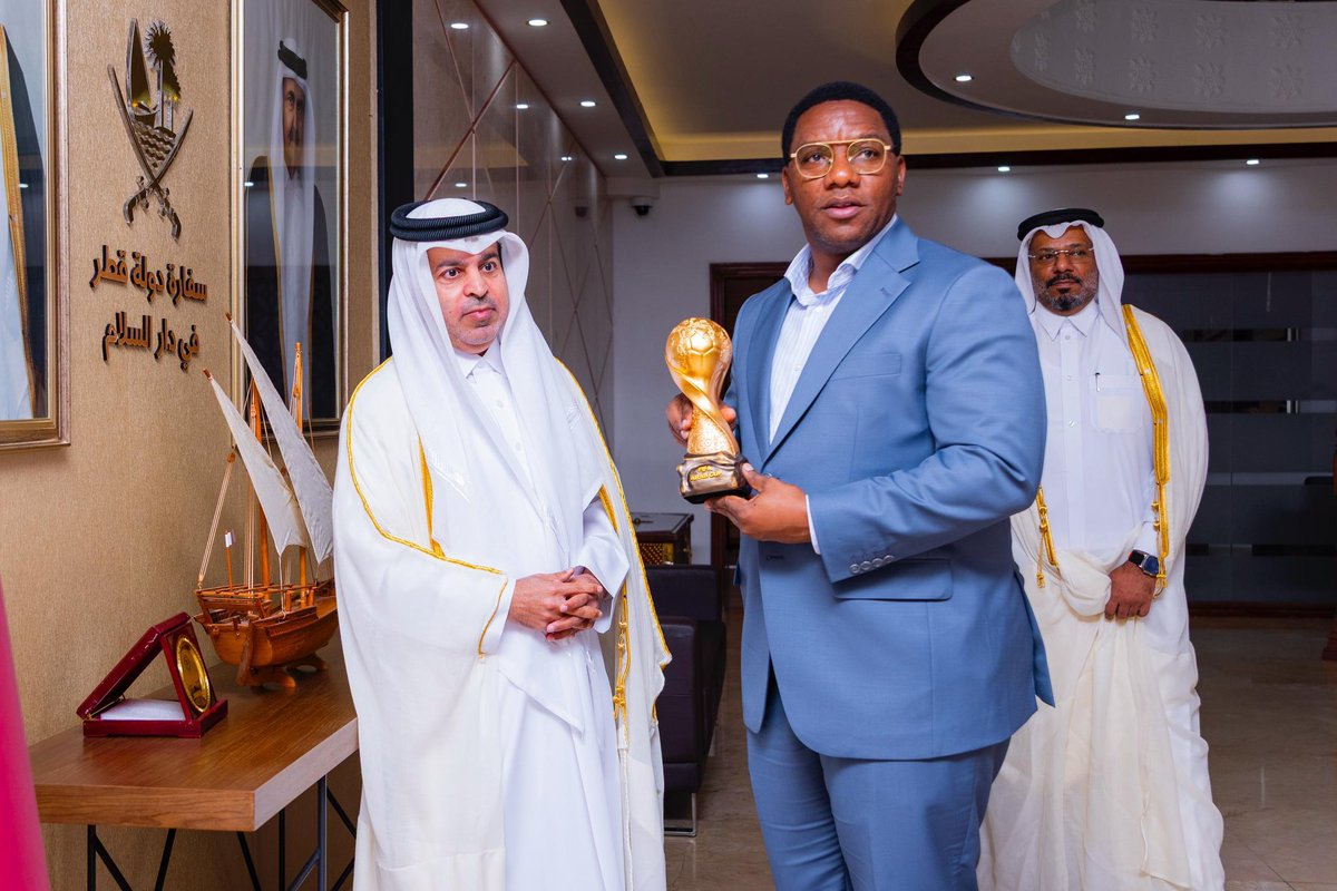 Hakingowi's tweet photo. 📍 Dar es Salaam

▪️USHIRIKIANO WA TANZANIA NA QATAR WAIMARIKA KATIKA MICHEZO NA UWEKEZAJI

Mkutano muhimu ulifanyika tarehe 16 Februari 2026 katika Ubalozi wa Taifa la Qatar, Dar es Salaam, ukimkutanisha Balozi wa Qatar Bw. Ahmed Abdulla Al-Dossari na Mheshimiwa Paul Christian Makonda, Waziri wa Habari, Utamaduni, Sanaa na Michezo wa Tanzania. Mheshimiwa Waziri alieleza shukrani za Serikali kwa uhusiano imara uliopo kati ya mataifa hayo mawili, akisisitiza kuwa ushirikiano huo umeendelea kuzaa matokeo chanya katika sekta za maendeleo, uwekezaji na diplomasia ya kimkakati.

Katika mazungumzo hayo, Waziri aliwasilisha rasmi maandalizi ya Tanzania kuelekea kuandaa Kombe la Mataifa ya Afrika 2027, akibainisha fursa za uwekezaji katika miundombinu ya hoteli jijini Arusha, uboreshaji wa viwanja vya mpira wa miguu, pamoja na kukuza sekta ya utalii. Alisisitiza umuhimu wa kunufaika na uzoefu wa Qatar uliopatikana wakati wa kuandaa Kombe la Dunia la FIFA 2022, tukio lililotambulika kimataifa kwa ubora wa miundombinu, usimamizi na mchango wake mkubwa katika uchumi na maendeleo ya sekta ya michezo.

Kwa upande wake, Balozi wa Qatar  Bw. Ahmed Abdulla Al-Dossari  alithibitisha dhamira ya kuendeleza ushirikiano huo kupitia kubadilishana uzoefu, kuimarisha ziara za kikazi, na kufuatilia mapendekezo yaliyowasilishwa kwa hatua za utekelezaji. Pande zote mbili zilikubaliana kuharakisha mchakato wa makubaliano rasmi na kuendeleza miradi ya pamoja itakayochochea maendeleo ya michezo, utamaduni, utalii na uwekezaji, hatua inayotarajiwa kuongeza thamani ya kimkakati na kiuchumi kwa mataifa yote mawili.
