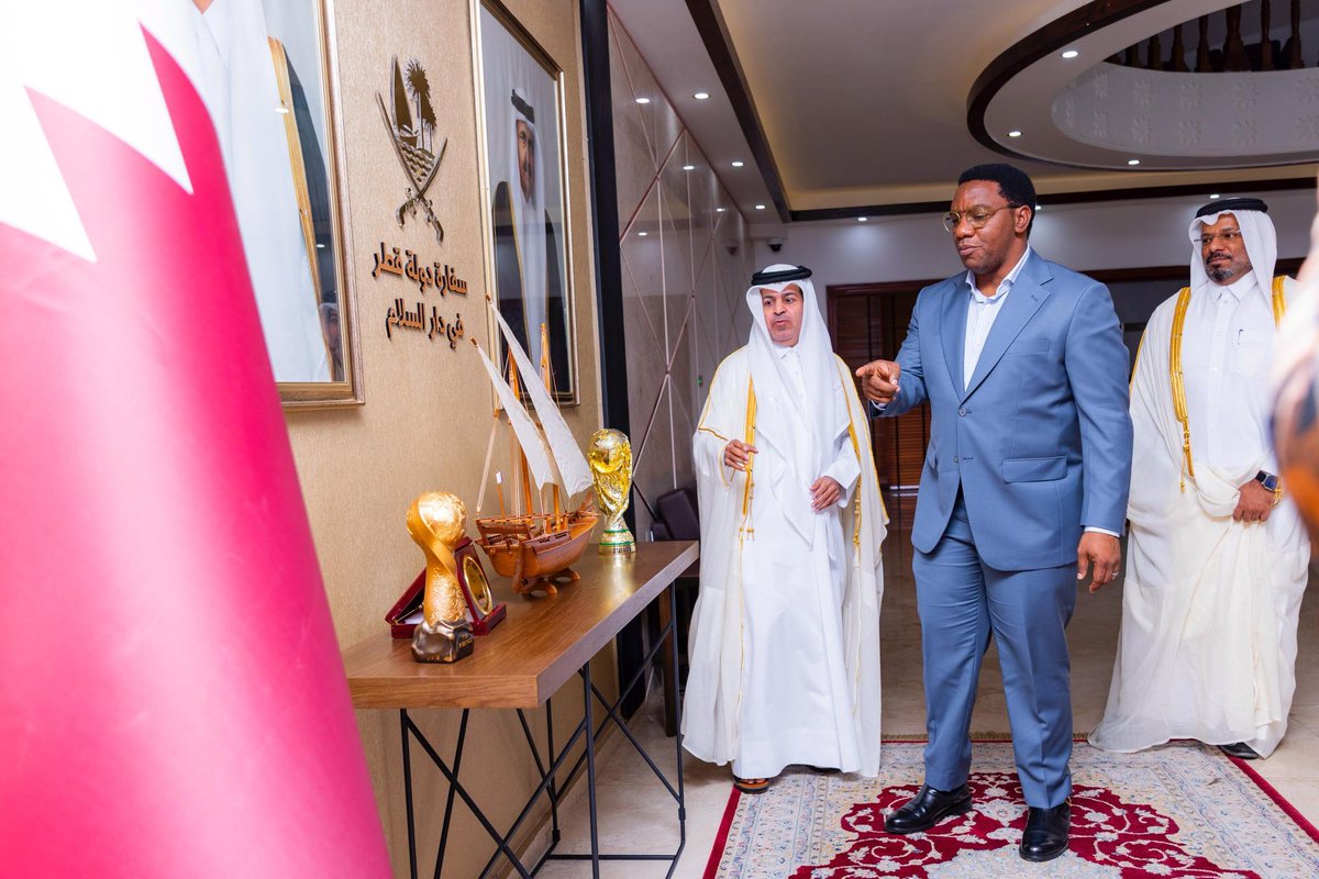 Hakingowi's tweet photo. 📍 Dar es Salaam

▪️USHIRIKIANO WA TANZANIA NA QATAR WAIMARIKA KATIKA MICHEZO NA UWEKEZAJI

Mkutano muhimu ulifanyika tarehe 16 Februari 2026 katika Ubalozi wa Taifa la Qatar, Dar es Salaam, ukimkutanisha Balozi wa Qatar Bw. Ahmed Abdulla Al-Dossari na Mheshimiwa Paul Christian Makonda, Waziri wa Habari, Utamaduni, Sanaa na Michezo wa Tanzania. Mheshimiwa Waziri alieleza shukrani za Serikali kwa uhusiano imara uliopo kati ya mataifa hayo mawili, akisisitiza kuwa ushirikiano huo umeendelea kuzaa matokeo chanya katika sekta za maendeleo, uwekezaji na diplomasia ya kimkakati.

Katika mazungumzo hayo, Waziri aliwasilisha rasmi maandalizi ya Tanzania kuelekea kuandaa Kombe la Mataifa ya Afrika 2027, akibainisha fursa za uwekezaji katika miundombinu ya hoteli jijini Arusha, uboreshaji wa viwanja vya mpira wa miguu, pamoja na kukuza sekta ya utalii. Alisisitiza umuhimu wa kunufaika na uzoefu wa Qatar uliopatikana wakati wa kuandaa Kombe la Dunia la FIFA 2022, tukio lililotambulika kimataifa kwa ubora wa miundombinu, usimamizi na mchango wake mkubwa katika uchumi na maendeleo ya sekta ya michezo.

Kwa upande wake, Balozi wa Qatar  Bw. Ahmed Abdulla Al-Dossari  alithibitisha dhamira ya kuendeleza ushirikiano huo kupitia kubadilishana uzoefu, kuimarisha ziara za kikazi, na kufuatilia mapendekezo yaliyowasilishwa kwa hatua za utekelezaji. Pande zote mbili zilikubaliana kuharakisha mchakato wa makubaliano rasmi na kuendeleza miradi ya pamoja itakayochochea maendeleo ya michezo, utamaduni, utalii na uwekezaji, hatua inayotarajiwa kuongeza thamani ya kimkakati na kiuchumi kwa mataifa yote mawili.