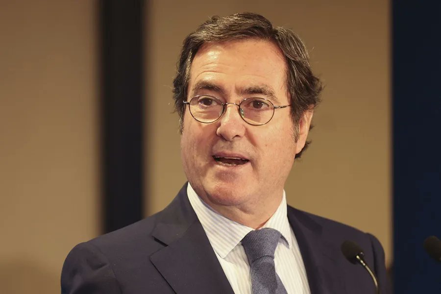 Un Señor que cobra 380.000 € anuales sin trabajar se  niega a que un trabajador gane con la subida 17.094 € año.
País de chichinabo.