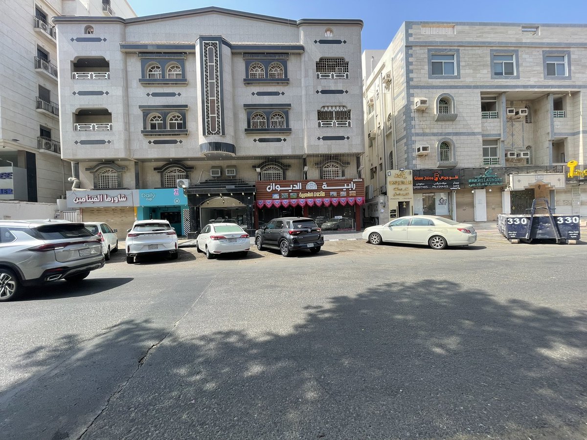 0eria0's tweet photo. 今日からラマダン始まった🇸🇦
イスラム教は1ヶ月の断食
店は昼間どこもやってないので
私も強制断食スタート

全くご飯は食べないのかと思っていたけど
6時から18時まで
断食の目的:は自己の節制、精神修養、貧しい人への共感らしい

夕方のアザーンまで我慢(｀_´)ゞ https://t.co/Oa8odEjVbn