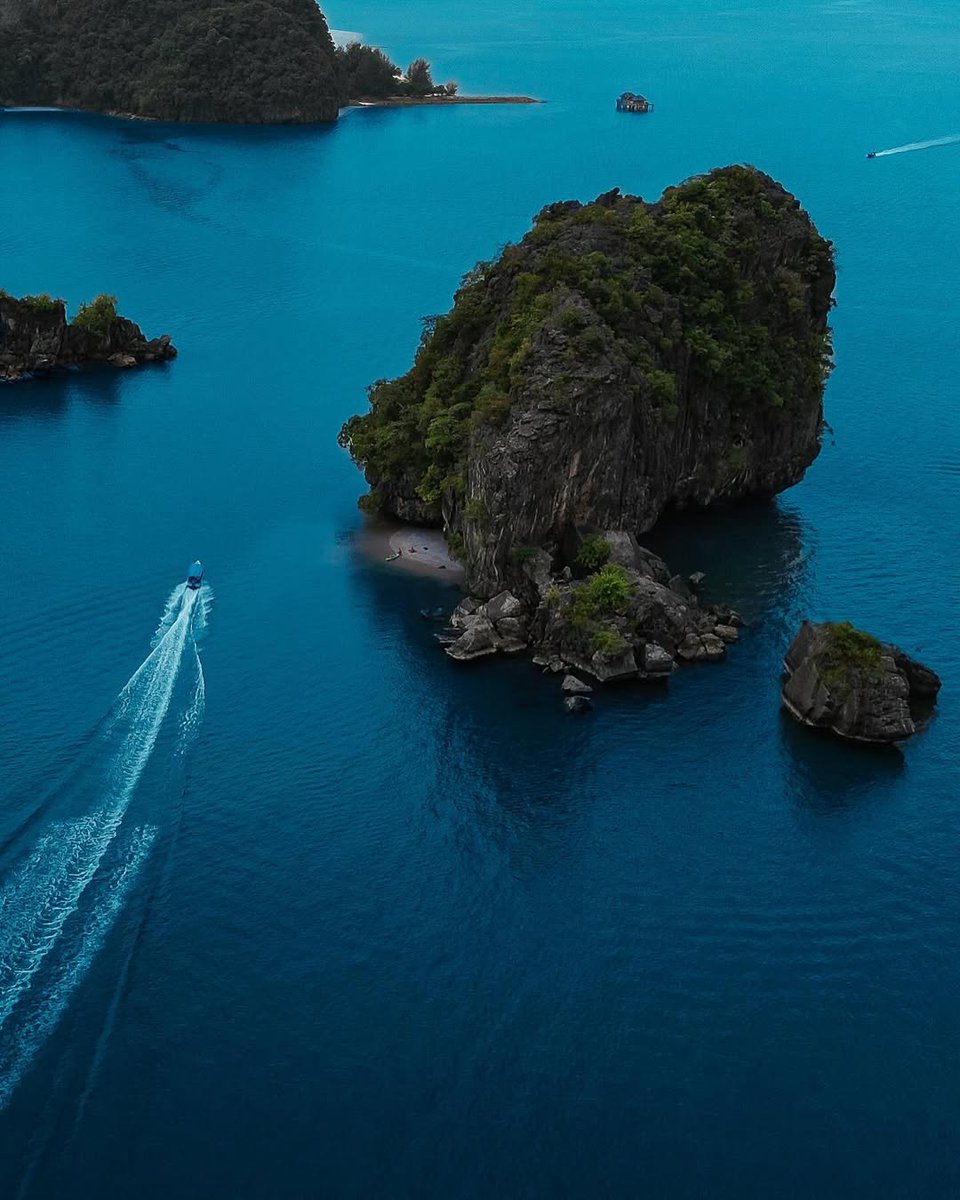 Emang enak liat air 
Kalian udah mandi belum?