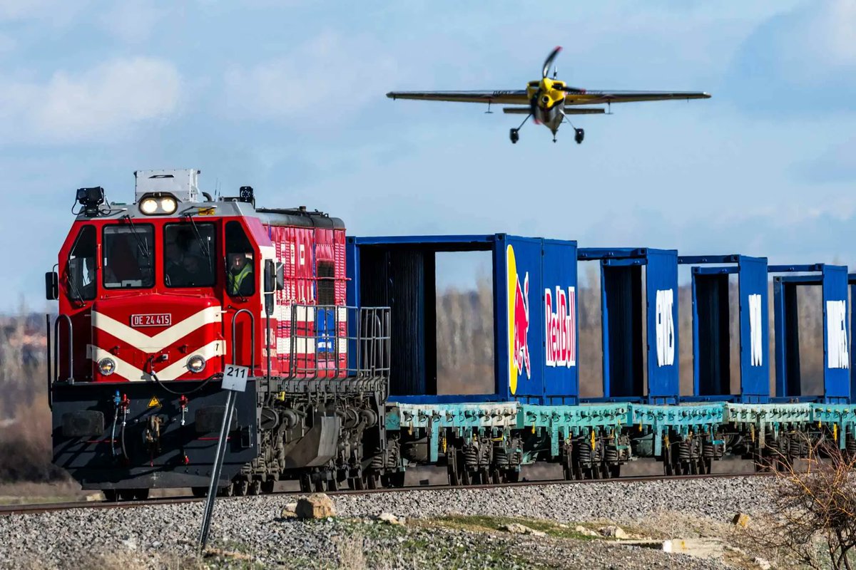 Red Bull aerobatic piloot Dario Costa heeft voor een wereldprimeur gezorgd. Hij landde met  zijn Zivko Edge 540 op een goederentrein die met maximale operationele  snelheid reed, waarna hij weer opsteeg vanaf dezelfde op een wagen geplaatste container.  tinyurl.com/5n8rd58s