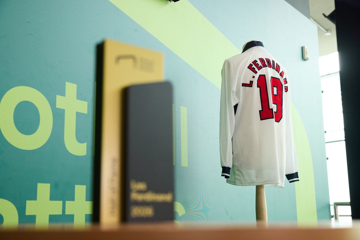 FootballMuseum's tweet photo. Celebrating a Premier League great! 🙌 

On the anniversary of his 1993 England debut, where he scored his first international goal, Les Ferdinand was inducted into our Hall of Fame.🏆 

A great day honouring 149 PL goals, 351 games &amp; iconic spells at QPR, Newcastle &amp; Spurs.⚽ https://t.co/MsxPzWQTPt