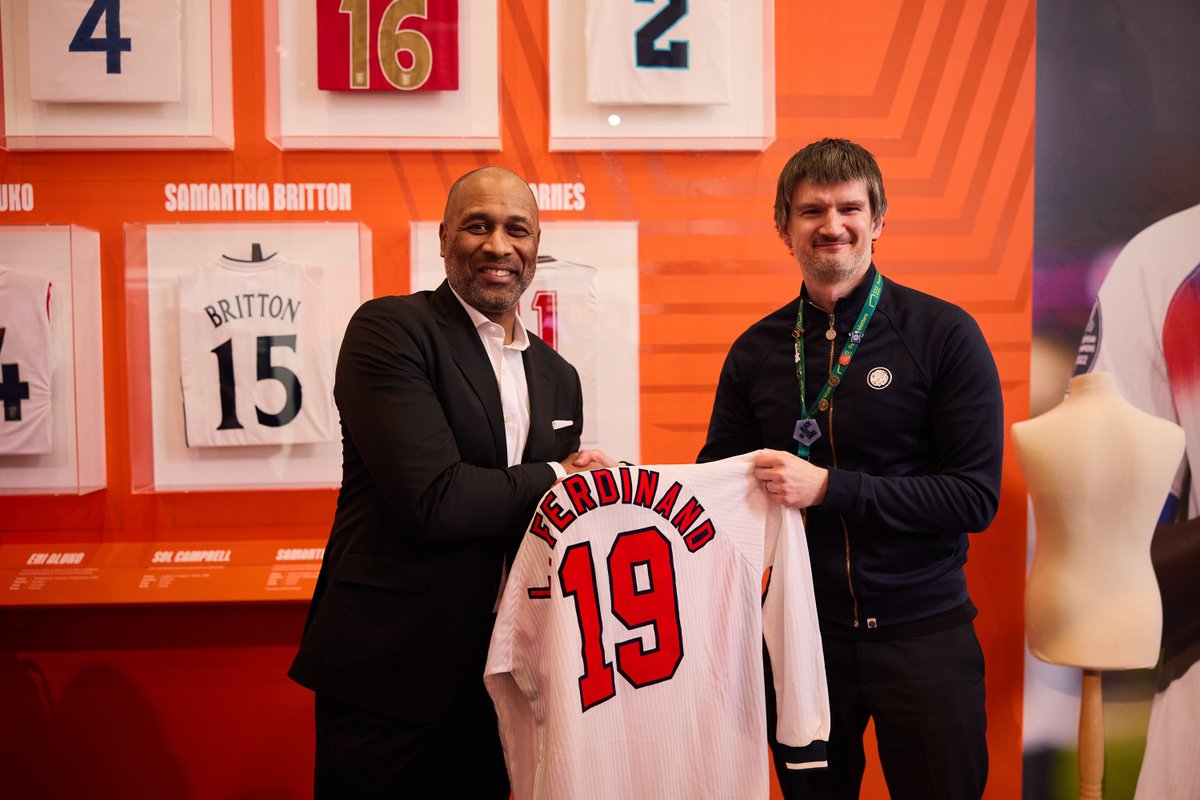 FootballMuseum's tweet photo. Celebrating a Premier League great! 🙌 

On the anniversary of his 1993 England debut, where he scored his first international goal, Les Ferdinand was inducted into our Hall of Fame.🏆 

A great day honouring 149 PL goals, 351 games &amp; iconic spells at QPR, Newcastle &amp; Spurs.⚽ https://t.co/MsxPzWQTPt