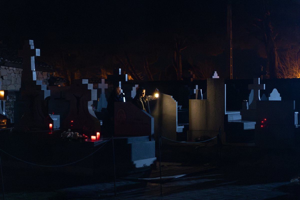 📷 Ahí van algunas imágenes de nuestro cortometraje 
🎬 "Huesos Rotos" Toda una vida puede caber en una bolsa de basura. 🪦 
Dirigido por Victoria Martín Bustamante.

⚠️ ¿Aún no lo has visto? Haz click aquí 👎 

🧷 lnkd.in/ed9a9c_7